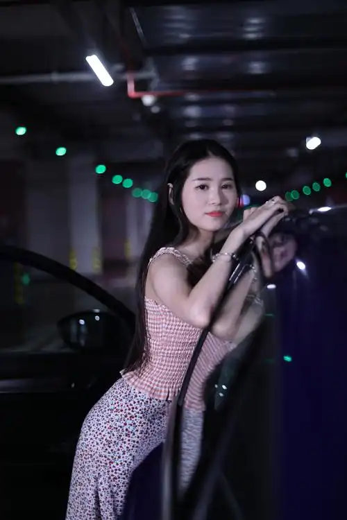 别人家媳妇当车模十代雅阁很酷地下车库很热