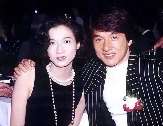 成龙23岁私生女国外领免费食物,爹不认娘不疼,为养老婆艰难打工