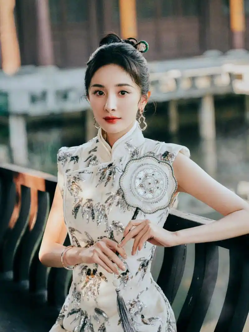 杨幂演绎新中式穿搭,造型玩转国风  杨幂近期展现了对新中式穿搭的