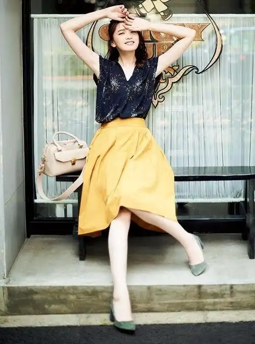 黄色裙子如何穿才更显气质这几种搭配方式是夏日的选择