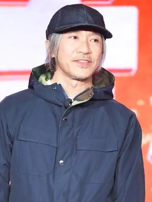 惊呆了!70岁成龙现身,头发胡子全白了,网友瞬间觉得自己长大了