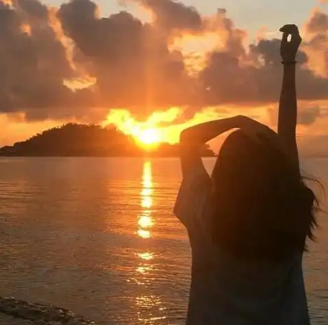 海滩落日女生背影头像