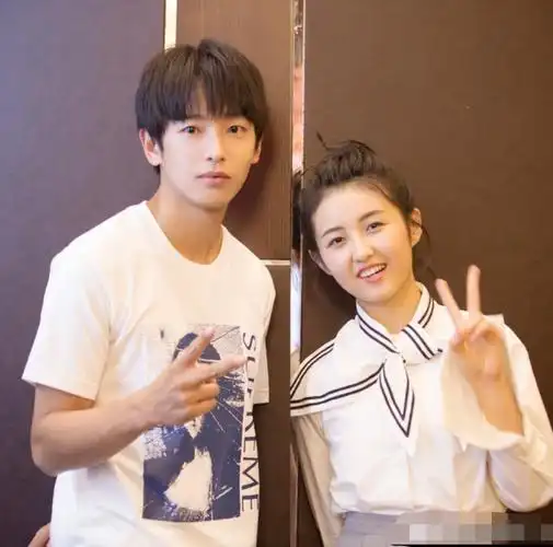 张子枫彭昱畅关系惹争议,两人恨不得黏在一起,女朋友都没这待遇