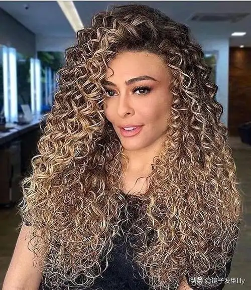 全头烫成螺丝卷,丰盈有弹力,可以把所有的头发放到一侧,既风情万种,又