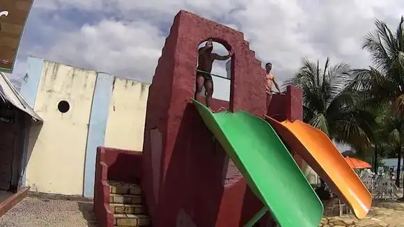 可怕的瀑布 水滑梯,游泳池必 备设施