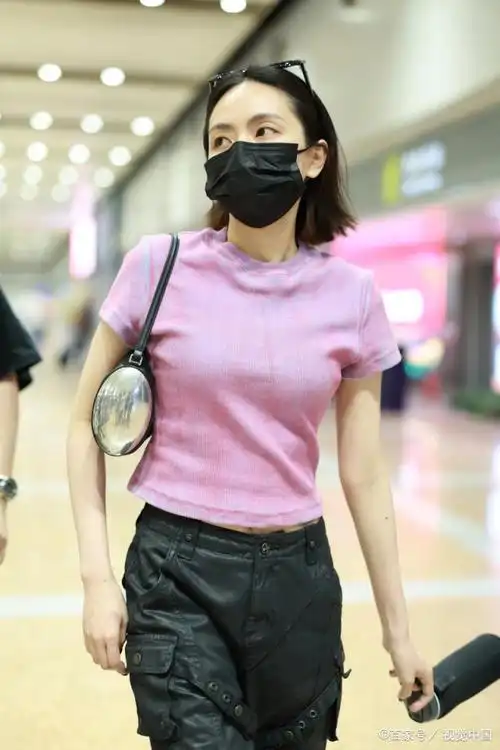 刘惜君她身着粉红色短袖针织衫,温柔而又不失活力