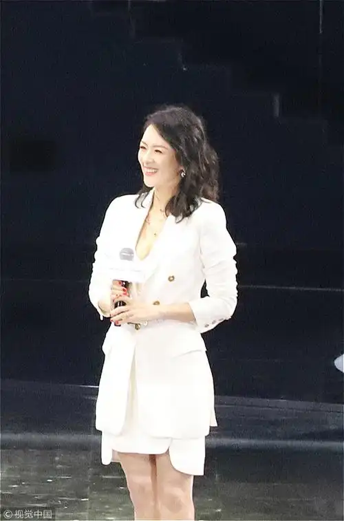章子怡露事业线身材火辣白西装优雅秀美腿
