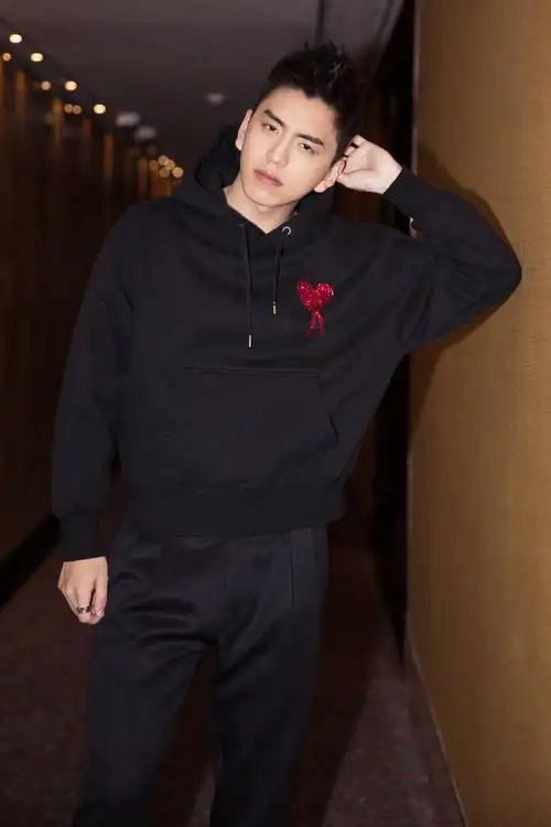 王大陆出席ami亚洲首秀 水晶卫衣凸显气质