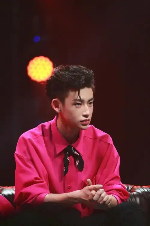 官方更新小鬼说唱听我的造型图胸前系着小领带的红色小火龙果