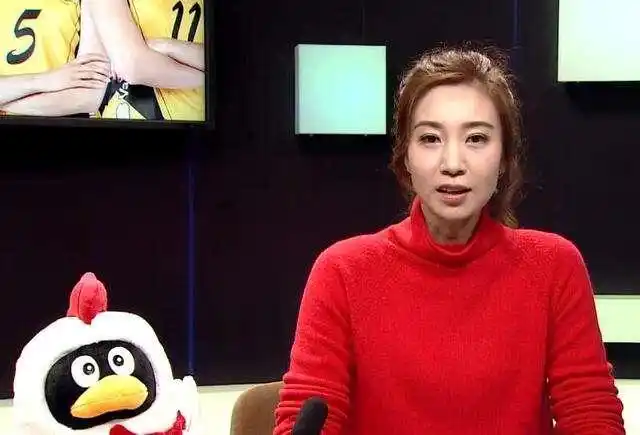 前女排球员李颖退役之后化身最美排球解说员网友人美实力强