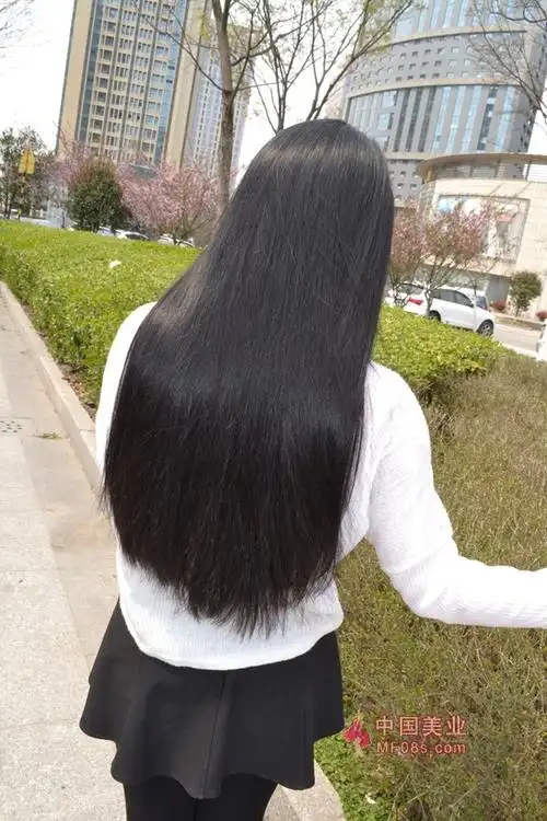 甜甜小美女剪下47厘米黑顺秀发 剪发_中国长发