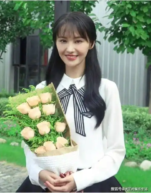 与张翰分手后,逐渐走出情伤的郑爽又有了新的恋情.