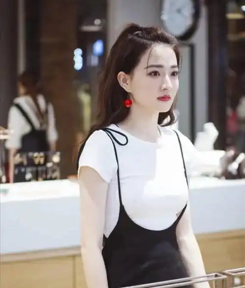 徐璐长得好看,私服也是年轻时尚,很符合她的年龄和身材,简单穿搭都很