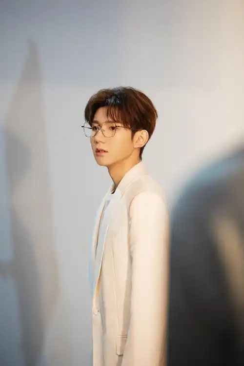 王源最新广告大片花絮图 一黑一白,温柔干净,酷帅有范……_高清图集