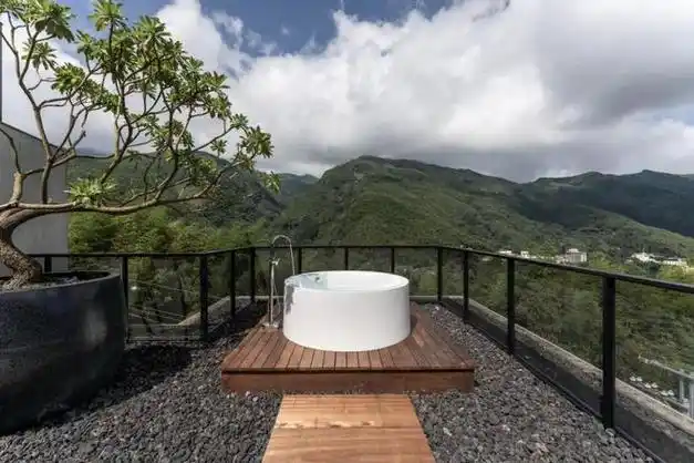 星沐星沐更是当仁不让,提供一个可360度观景的露台浴缸,可一边欣赏