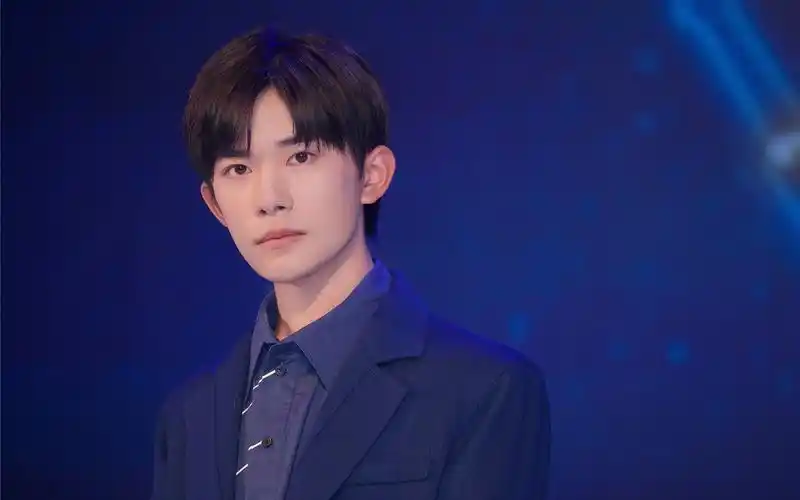 易烊千玺沉稳帅气图片桌面壁纸_大陆明星_壁纸下载_美桌网