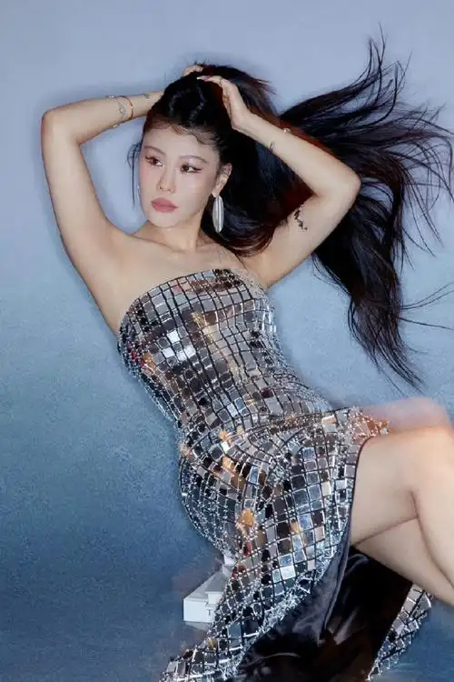 袁娅维银色抹胸礼服