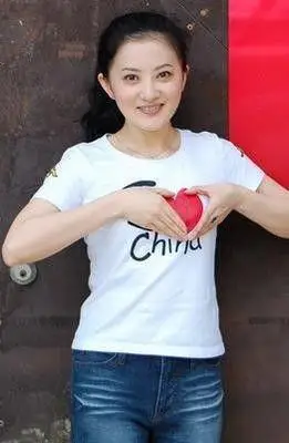 金铭,1980年,出生北京,长大后毕业北京大学国际关系学院.