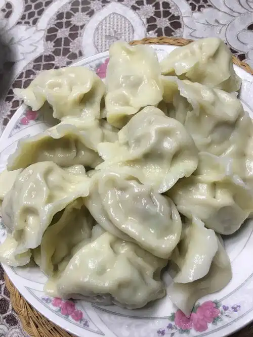 装盘后必须用另一空盘倒2次盘,防止饺子之间粘连