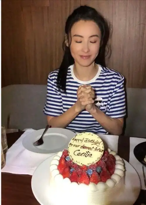 张柏芝庆41岁生日皮肤白皙状态好邓萃雯喝酒助兴面部红润