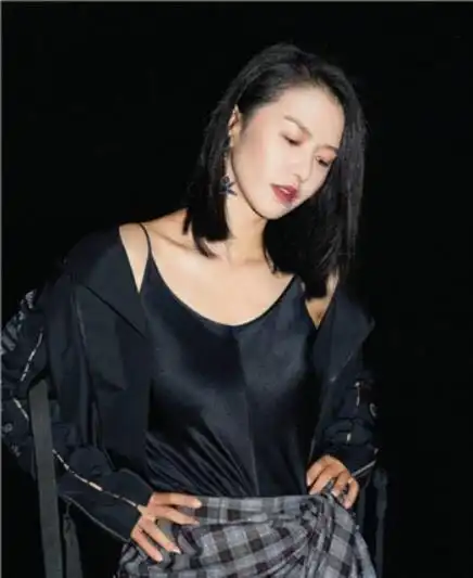 谭维维身穿衬衫外套潇洒又帅气优雅满分气质得差点认不出