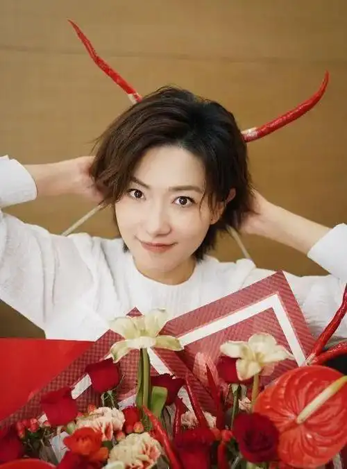 万茜在上海戏学校主修演技时,对于每个人物都有很深的钻研与提炼,使得