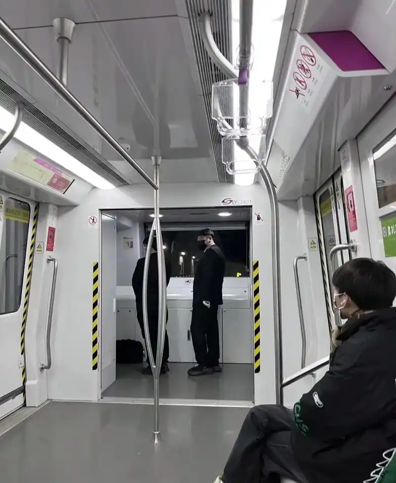 地铁安检员.#西安地铁 招聘地铁安检员,巡检员,管吃管住,上 - 抖音