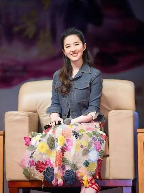 如果小仙女们觉得牛仔裙太显青春的话,可以看看刘亦菲这身衣服,单独穿