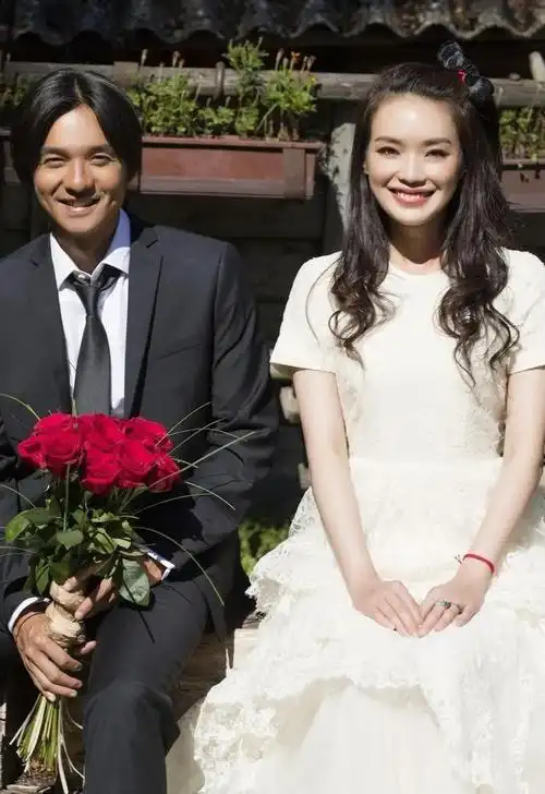 舒淇冯德伦结婚8周年补办中式婚宴,甜蜜亲吻相互表白,众星见证