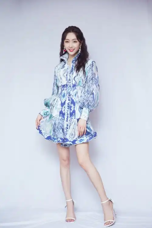 宣璐哪像90后的人穿一身粉秀白皙大长腿说00后都有人信