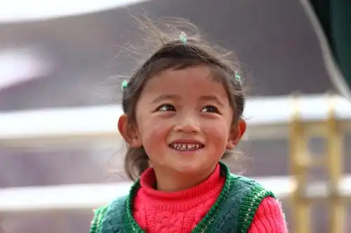 小姑娘时而露出开心的笑,瞬间回归童真.