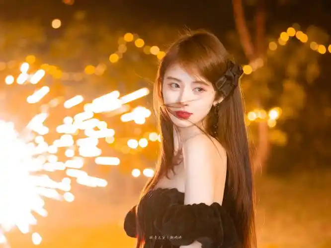 鞠婧祎新年烟花氛围感写真