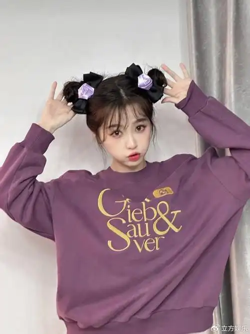 虞书欣穿紫色卫衣嘟嘴卖萌 扎可爱双丸子头超可爱__财经头条