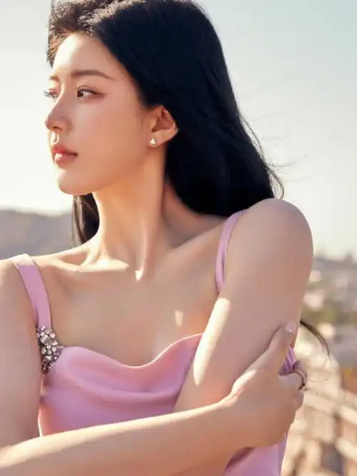 赵露思穿着抹胸粉色长裙,美丽如小天鹅