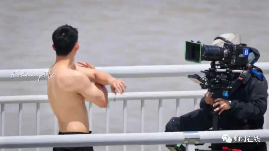 大块头黄景瑜新剧秀双开门肌肉身材,强大荷尔蒙不要太炸裂!