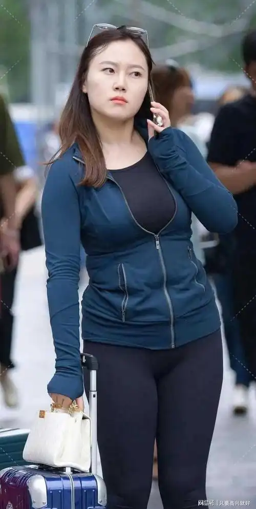 街头惊现身材丰腴美少妇穿黑色紧身裤引众人目光