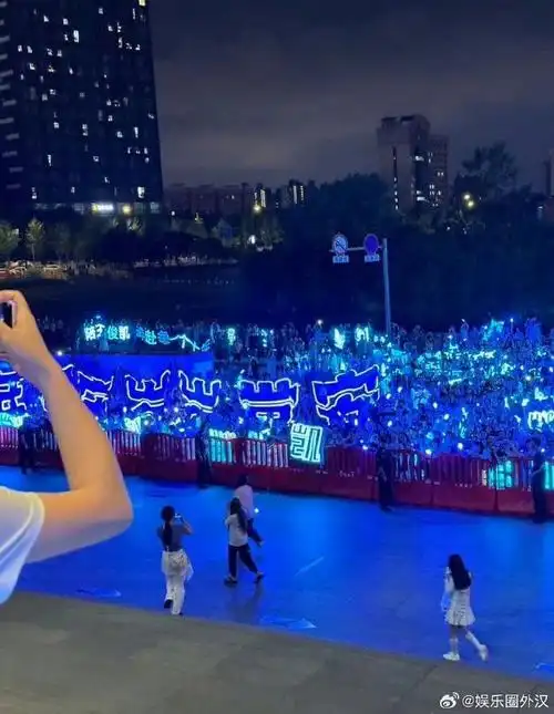 提醒大家回家注意安全小凯一定看到了他的蓝海吧#王俊凯hi6收工自拍