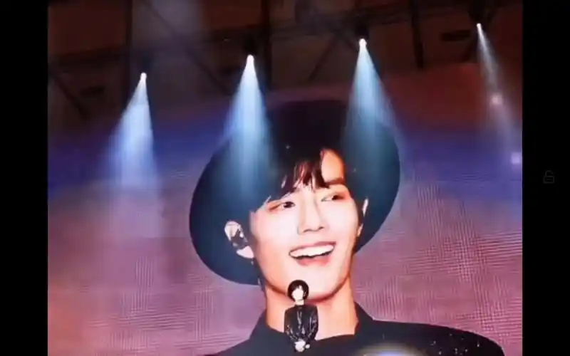 肖战泰国一笑封神,怎么办,看到这个笑容真的好治愈呀,久久不能出坑