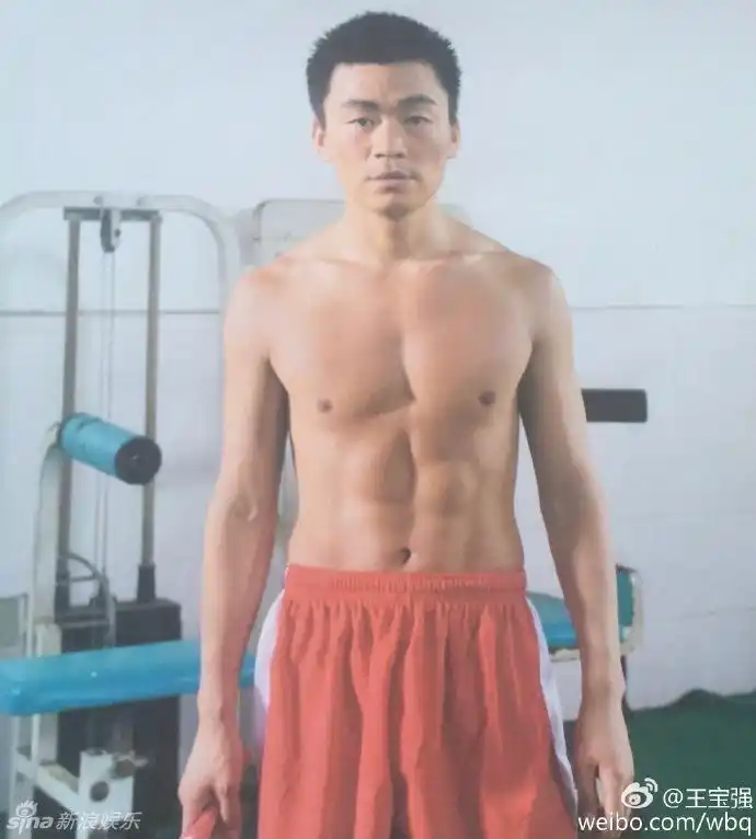 新浪娱乐讯 2月1日,王宝强晒出自己的半裸秀肌肉的照片,腹肌明显,十分