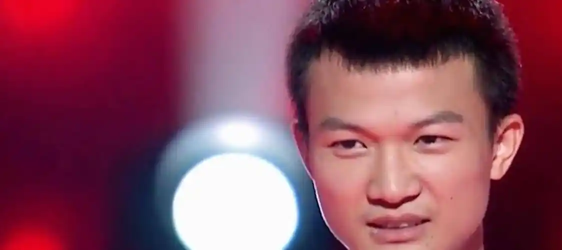 周深生于湖南邵阳的一个偏远山村,家中还有一位比他大五岁的姐姐