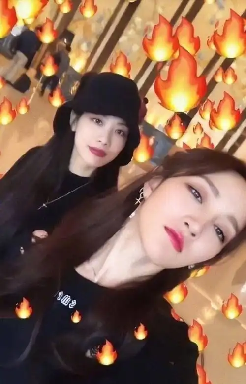 孟佳哭着看王霏霏##王霏霏没成团