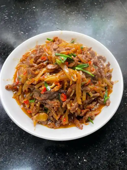 美味佳肴的萝卜丝炒牛肉