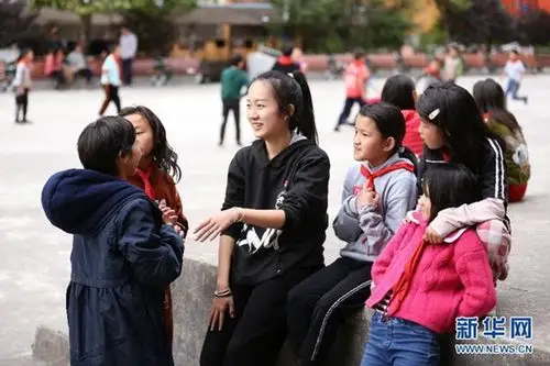 支教老师和孩子们在一起.(新华网 潘越 摄)