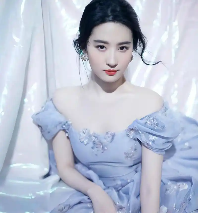 万万没想到,36岁无人敢娶的刘亦菲,活成了谁都惹不起的模样