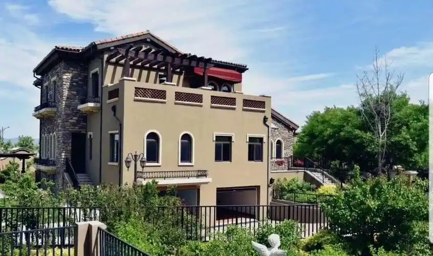 俄罗斯小镇项目位于旅顺北海,洋房别墅在售,墅质洋房均价6500,新品