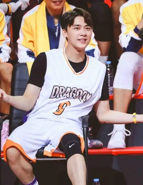 李易峰超话#李易峰这就是灌篮#新球衣真好看