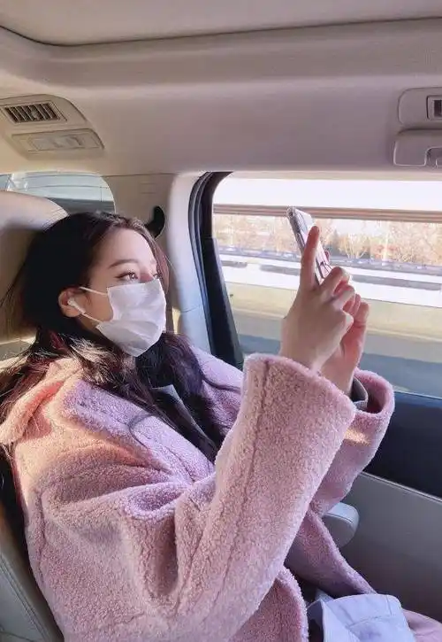 原创迪丽热巴晒最新自拍转发破百万晒出自拍不露脸眼睛神似老板杨幂