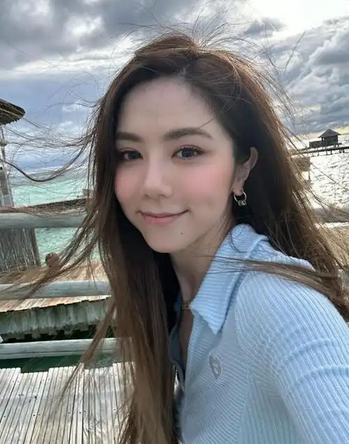 邓紫棋未有透露与谁同行,但日前一段影片就以男友视角介绍马尔代夫超