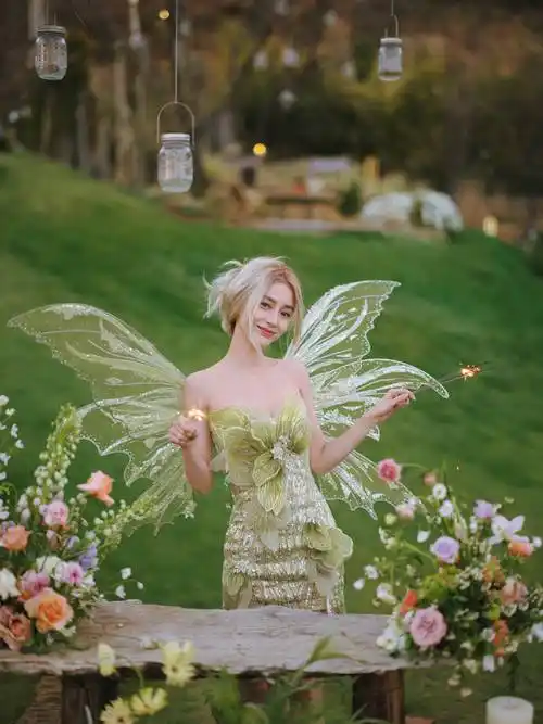 杨颖生日现场照曝光身穿绿色闪光裙宛若精灵少女