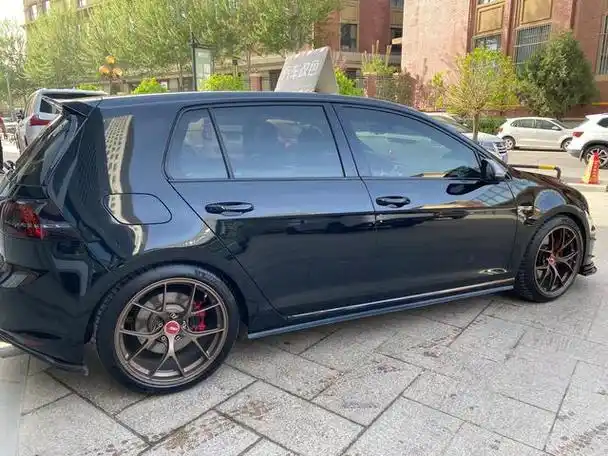 "大众高尔夫车身改色 "水晶钢琴黑 外观表现优秀,称得上是颜值担当了.